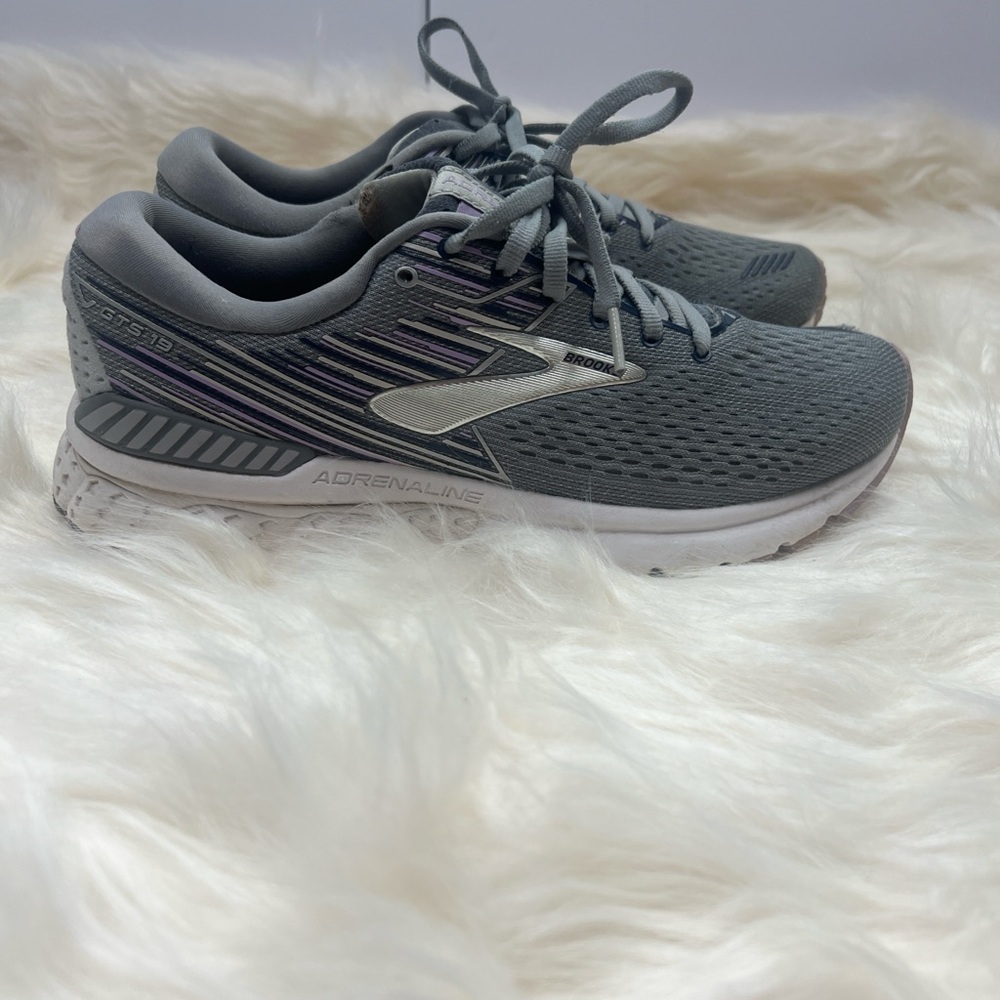 Brooks Sneakers Women’s Size 8.5 Gray purple White Running Shoes Athletic Casual